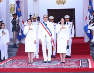 Con diseño de corte princesa, Raquel Peña fue vestida por Luis Domínguez 